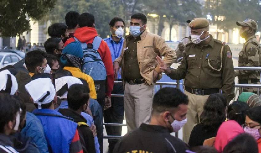 Delhi Police: మూడొందల మంది పోలీసులకు కరోనా పాజిటివ్! Delhi Police: మూడొందల మంది పోలీసులకు కరోనా పాజిటివ్!