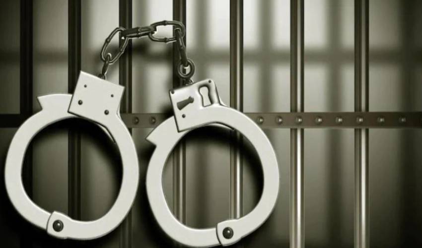 Inmate Escape : పోలీసులను బురిడీ కొట్టించి.. బేడీలతోనే పారిపోయిన ఖైదీ Inmate Escape : పోలీసులను బురిడీ కొట్టించి.. బేడీలతోనే పారిపోయిన ఖైదీ