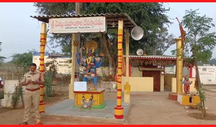 Human Sacrifice : నల్గొండలో నరబలి వదంతి టెన్షన్.. మహంకాళి కాళ్ల దగ్గర నరికిన తల! Human Sacrifice : నల్గొండలో నరబలి వదంతి టెన్షన్.. మహంకాళి కాళ్ల దగ్గర నరికిన తల!