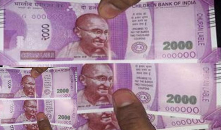 Rs. 2000 Fake Currency Notes On Road Of Middle In Madhapur