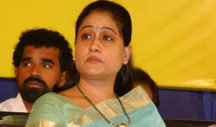 Bandi Sanjay Arrest : బండి సంజయ్ అరెస్ట్ను ఖండించిన విజయశాంతి Bandi Sanjay Arrest : బండి సంజయ్ అరెస్ట్ను ఖండించిన విజయశాంతి