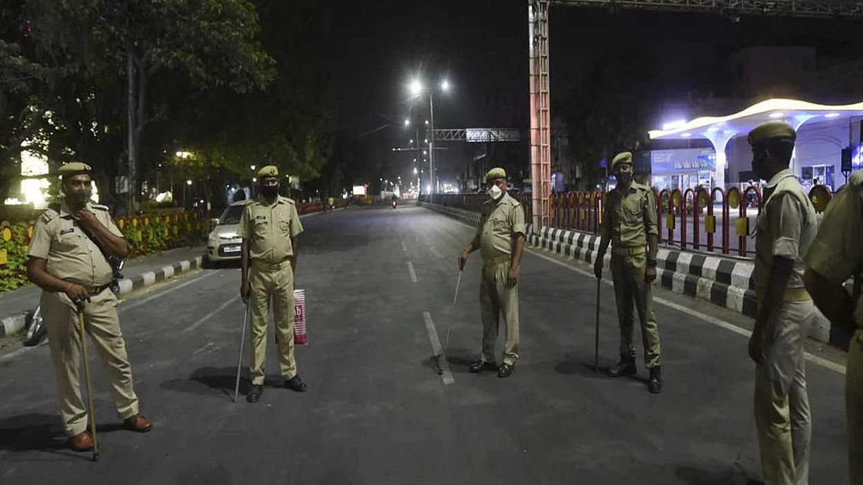 Delhi Night Curfew : ఢిల్లీలో కోవిడ్ ఆంక్షలకు ముగింపు, కర్ఫ్యూ ఎత్తివేత.. స్కూల్స్ రీ ఓపెన్ Delhi Night Curfew : ఢిల్లీలో కోవిడ్ ఆంక్షలకు ముగింపు, కర్ఫ్యూ ఎత్తివేత.. స్కూల్స్ రీ ఓపెన్