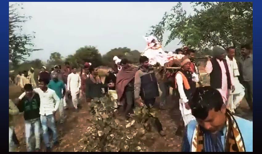 Monkey Funeral Feast: కోతి అంత్యక్రియల భోజనానికి 1500మంది, ఇద్దరి అరెస్టు Monkey Funeral Feast: కోతి అంత్యక్రియల భోజనానికి 1500మంది, ఇద్దరి అరెస్టు