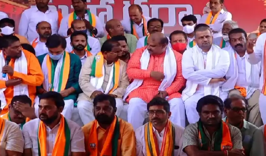 Chalo Amalapuram: ఛలో అమలాపురం.. రైల్వేలైన్ నిధుల కోసం బీజేపీ డిమాండ్ Chalo Amalapuram: ఛలో అమలాపురం.. రైల్వేలైన్ నిధుల కోసం బీజేపీ డిమాండ్