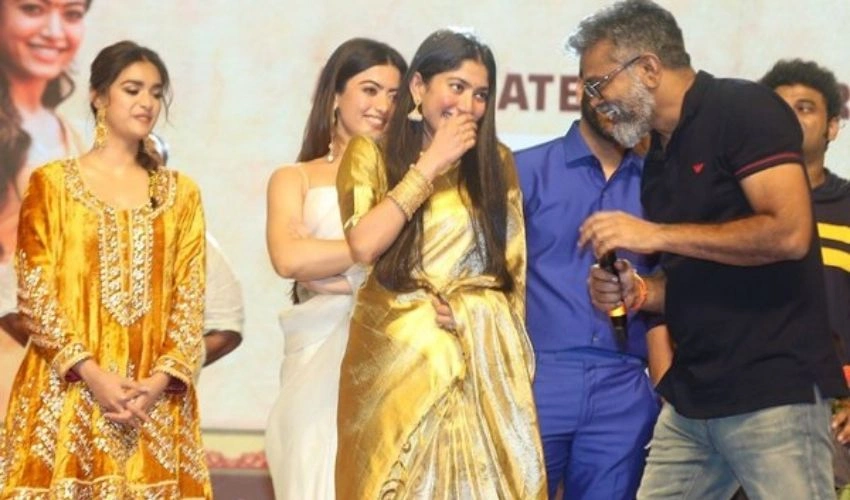 Aadavallu Meeku Johaarlu: తానో లేడీ పవన్ కళ్యాణ్.. సాయిపల్లవిపై సుకుమార్ కామెంట్స్! Aadavallu Meeku Johaarlu: తానో లేడీ పవన్ కళ్యాణ్.. సాయిపల్లవిపై సుకుమార్ కామెంట్స్!
