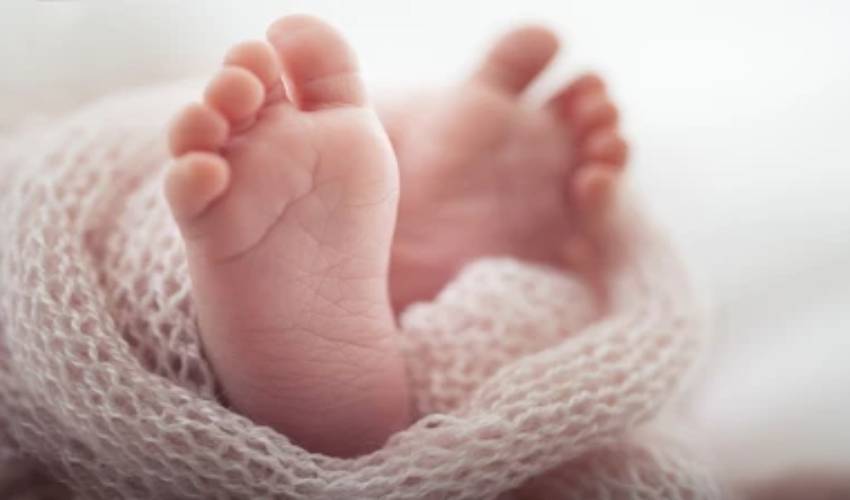 Baby Girl For Sale : 15 రోజుల ఆడ పసిగుడ్డును రూ. 80 వేలకు అమ్మేసిన తల్లిదండ్రులు.. Baby Girl For Sale : 15 రోజుల ఆడ పసిగుడ్డును రూ. 80 వేలకు అమ్మేసిన తల్లిదండ్రులు..