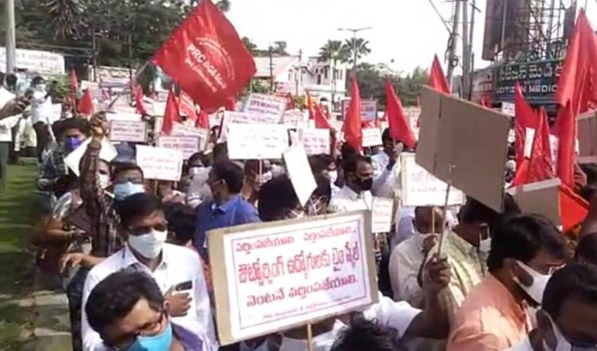 Chalo Vijayawada: ఛలో విజయవాడ.. పోలీసులు అడ్డుకున్నా తగ్గేదే లే అంటున్న ఉద్యోగులు! Chalo Vijayawada: ఛలో విజయవాడ.. పోలీసులు అడ్డుకున్నా తగ్గేదే లే అంటున్న ఉద్యోగులు!