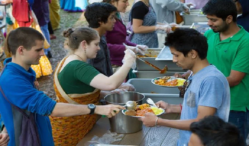 ISKCON in Ukraine: ఆపదలో అండగా ఇస్కాన్: యుక్రెయిన్ సరిహద్దుల వద్ద భోజనం పంపిణీ ISKCON in Ukraine: ఆపదలో అండగా ఇస్కాన్: యుక్రెయిన్ సరిహద్దుల వద్ద భోజనం పంపిణీ