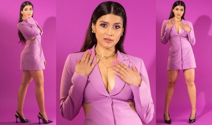 Mannara Chopra: రెచ్చగొడుతోన్న ‘రోగ్’ పిల్ల మన్నారా!