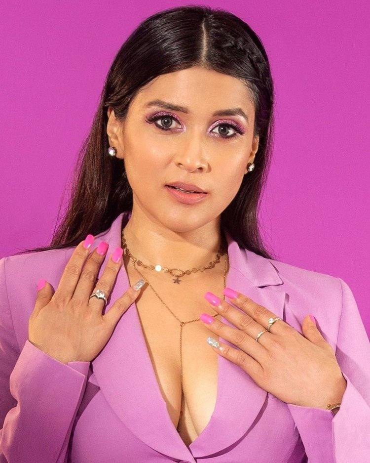 Mannara Chopra3