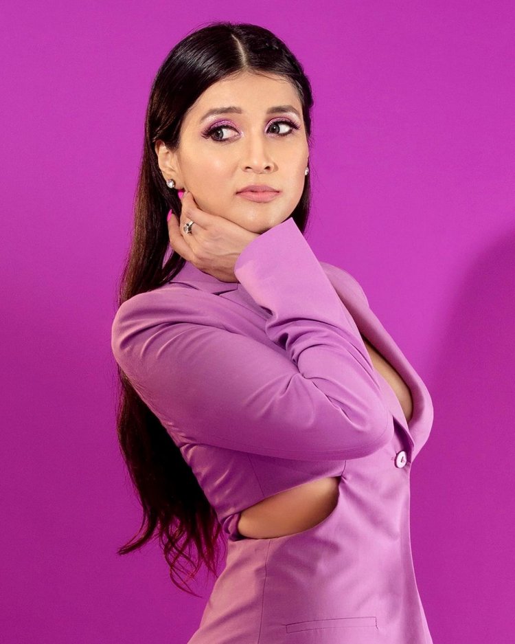 Mannara Chopra5