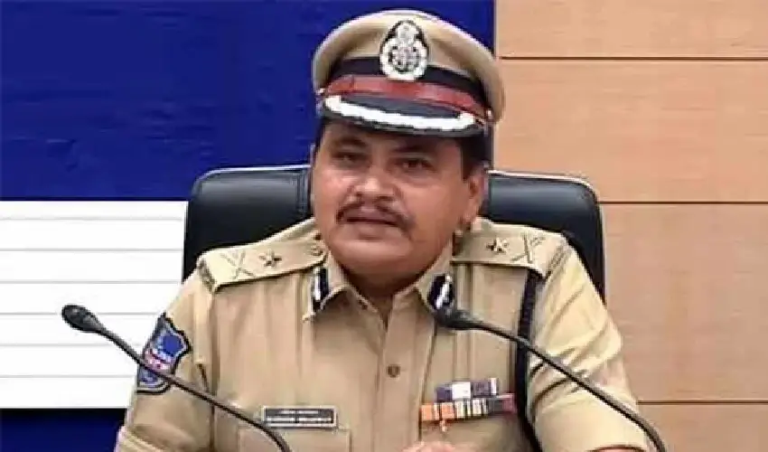 Hyderabad : టైర్ల లారీ చోరీ కేసులో నలుగురు నిందితులు అరెస్ట్, మరో ఇద్దరి కోసం గాలింపు Hyderabad : టైర్ల లారీ చోరీ కేసులో నలుగురు నిందితులు అరెస్ట్, మరో ఇద్దరి కోసం గాలింపు