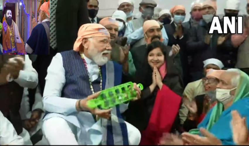 Pm Modi Offers Prayers To Sant Ravidas (1)