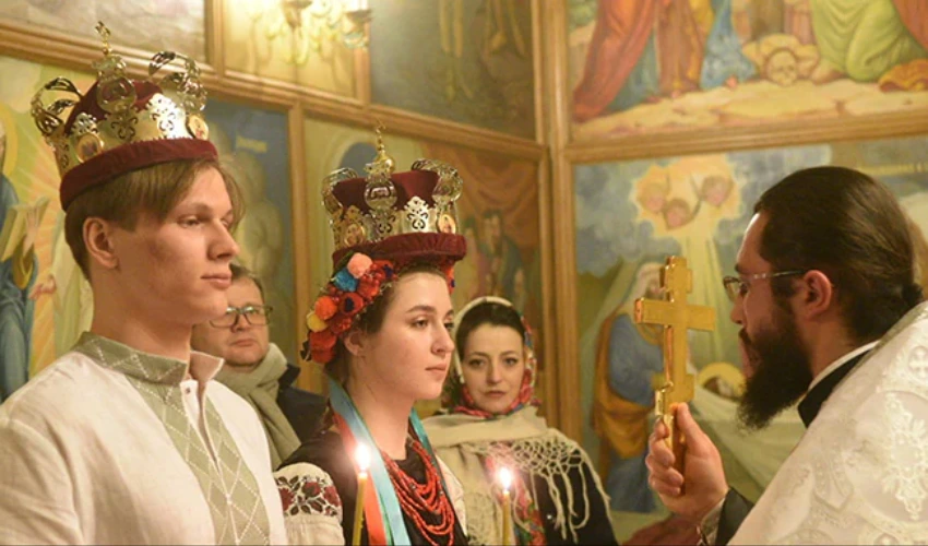 Russia Ukraine Crisis Couple Marry At Monastery In Kyiv Amid Air Raid Sirens (1)