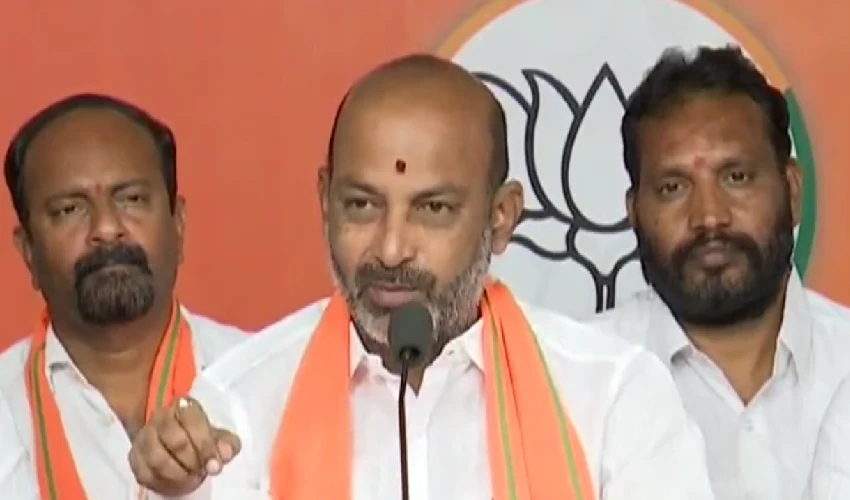 Bandi Sanjay: తెలంగాణ ద్రోహులను కేసీఆర్ చేరదిస్తున్నారు: బండి సంజయ్ Bandi Sanjay: తెలంగాణ ద్రోహులను కేసీఆర్ చేరదిస్తున్నారు: బండి సంజయ్