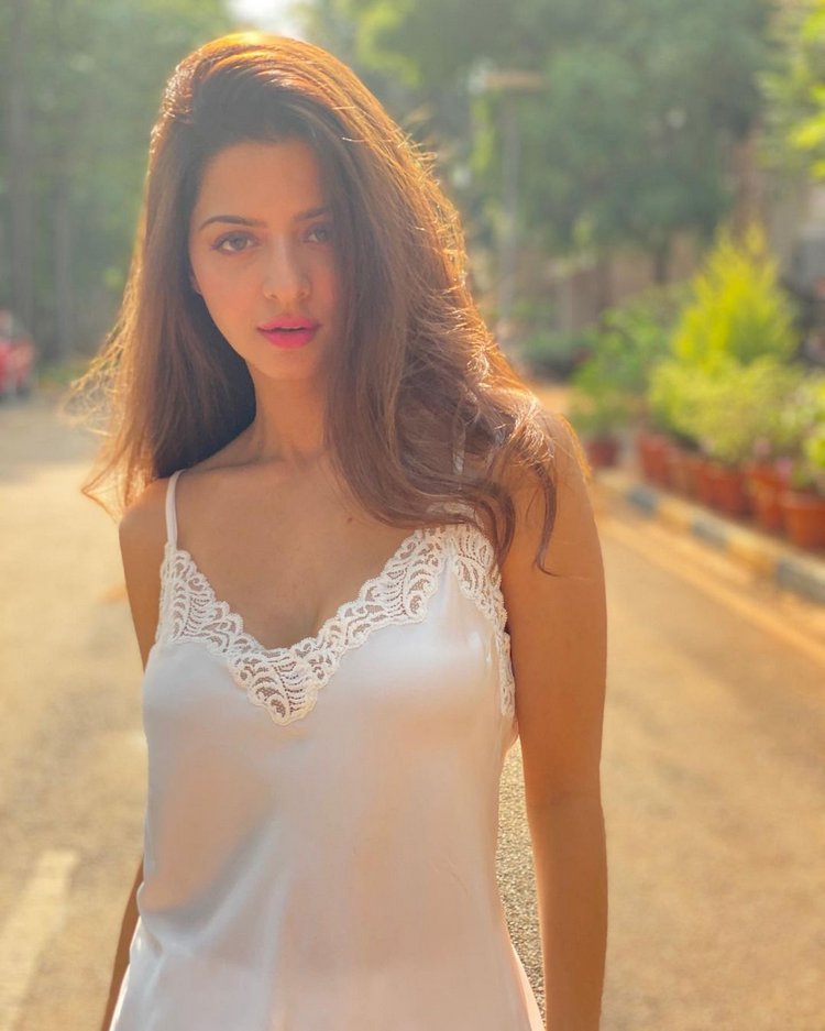 Vedhika4