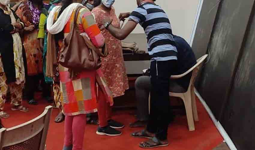 Women Police Uniform : పురుషులతో మహిళా పోలీసుల డ్రెస్ కొలతలు.. నెల్లూరులో వివాదం Women Police Uniform : పురుషులతో మహిళా పోలీసుల డ్రెస్ కొలతలు.. నెల్లూరులో వివాదం