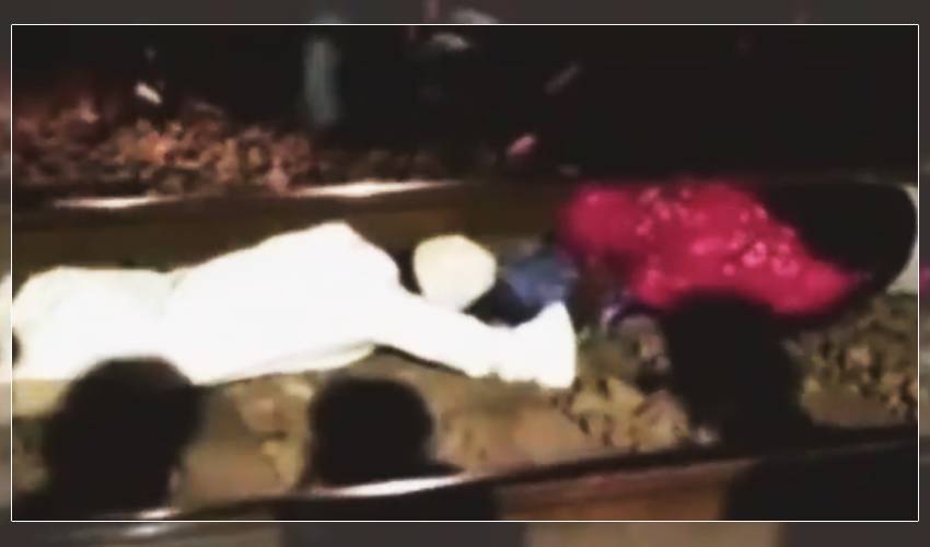 Dives Under Moving Train: కదులుతున్న రైలు కిందకు దూరి బాలికను కాపాడిన వ్యక్తి Dives Under Moving Train: కదులుతున్న రైలు కిందకు దూరి బాలికను కాపాడిన వ్యక్తి