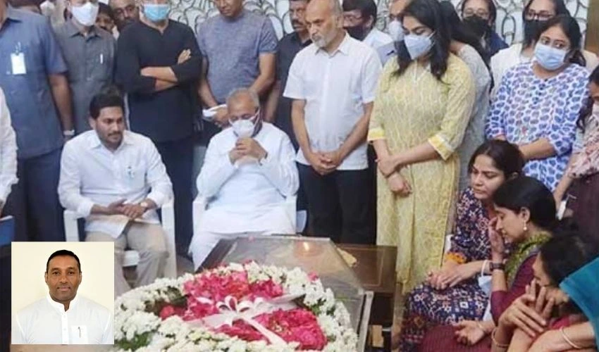 CM Jagan Tribute : గౌతమ్ రెడ్డి పార్థివదేహానికి నివాళులర్పించిన సీఎం జగన్ CM Jagan Tribute : గౌతమ్ రెడ్డి పార్థివదేహానికి నివాళులర్పించిన సీఎం జగన్