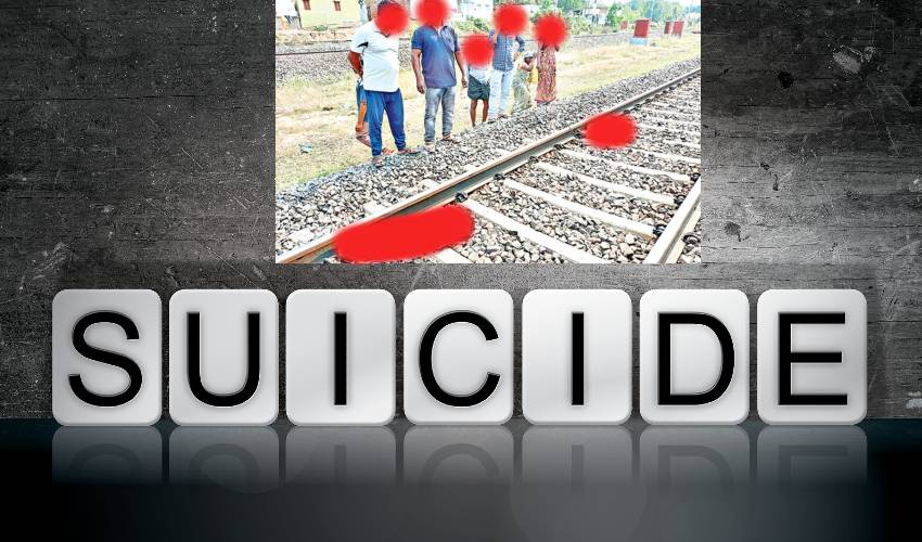 Mother Children Suicide: చినగంజాంలో బిడ్డలతో సహా తల్లి బలవన్మరణం, మృతుల వివరాలు తెలుసుకున్న పోలీసులు Mother Children Suicide: చినగంజాంలో బిడ్డలతో సహా తల్లి బలవన్మరణం, మృతుల వివరాలు తెలుసుకున్న పోలీసులు