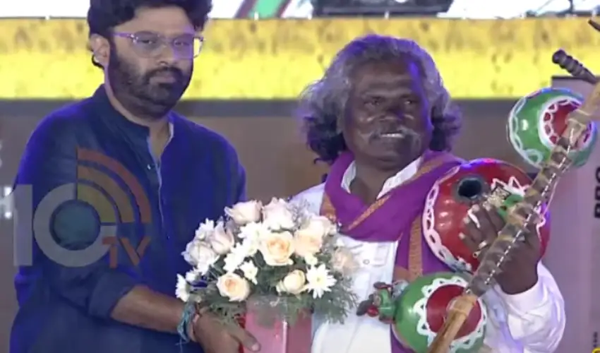 Pawan Kalyan : భీమ్లా నాయక్ ప్రీ రిలీజ్ ఈవెంట్ లో కిన్నెర మొగులయ్యకి సన్మానం Pawan Kalyan : భీమ్లా నాయక్ ప్రీ రిలీజ్ ఈవెంట్ లో కిన్నెర మొగులయ్యకి సన్మానం