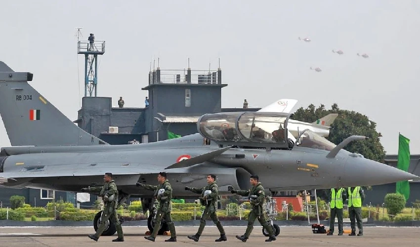 Rafale Deal: రాఫెల్ ఆర్డర్ పూర్తి చేసిన ఫ్రాన్స్, ఒక్కటి మినహా మొత్తం విమానాలు భారత్ కు అప్పగింత Rafale Deal: రాఫెల్ ఆర్డర్ పూర్తి చేసిన ఫ్రాన్స్, ఒక్కటి మినహా మొత్తం విమానాలు భారత్ కు అప్పగింత