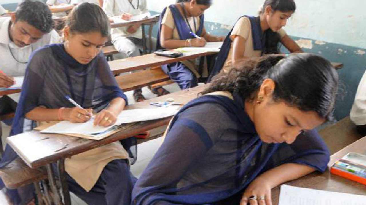 AP TenthClass Exams Schedule : పదో తరగతి విద్యార్థులకు అలర్ట్.. కొత్త పరీక్షల షెడ్యూల్ విడుదల AP TenthClass Exams Schedule : పదో తరగతి విద్యార్థులకు అలర్ట్.. కొత్త పరీక్షల షెడ్యూల్ విడుదల
