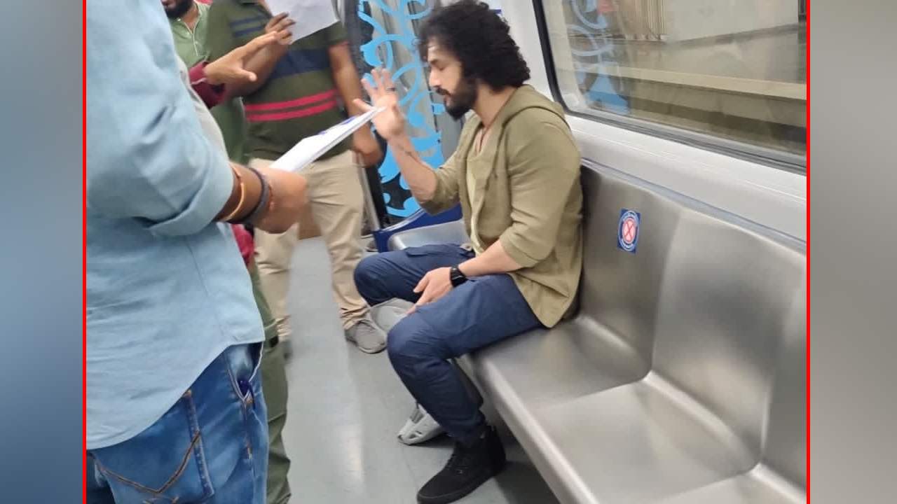 Akhil Akkineni: మెట్రో రైలులో ఏజెంట్.. ఎందుకో? Akhil Akkineni: మెట్రో రైలులో ఏజెంట్.. ఎందుకో?