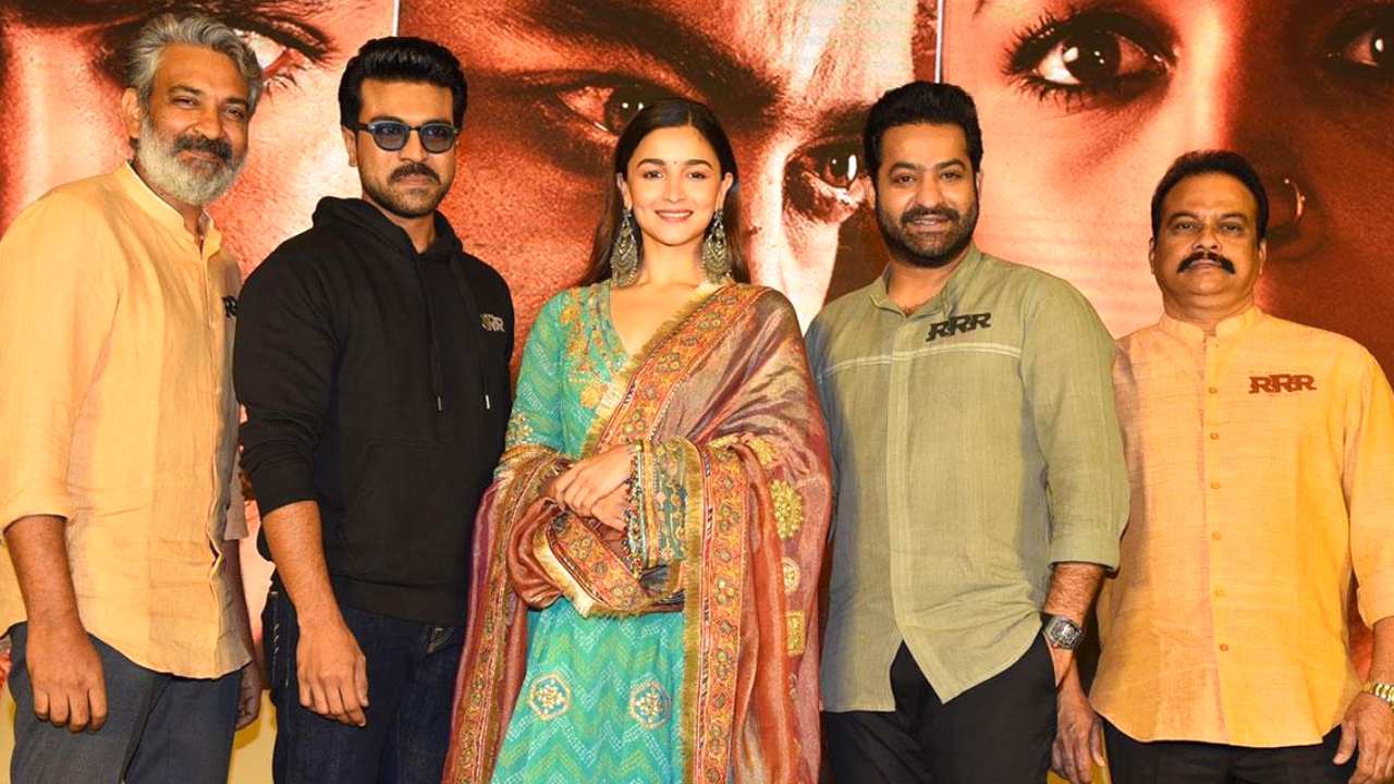 RRR: జక్కన్నను అన్ఫాలో చేసిన హీరోయిన్? RRR: జక్కన్నను అన్ఫాలో చేసిన హీరోయిన్?