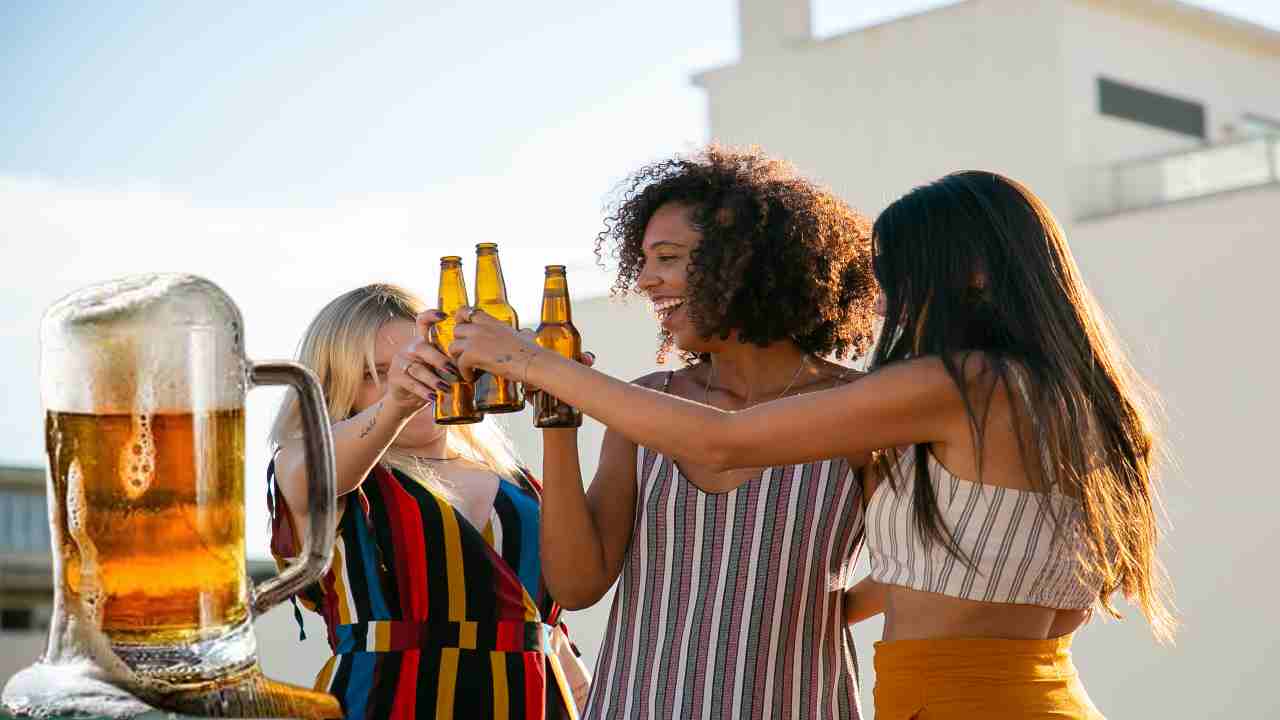 Beer : వేసవిలో చల్లదనం కోసం బీరు తాగటం మంచిదా? Beer : వేసవిలో చల్లదనం కోసం బీరు తాగటం మంచిదా?