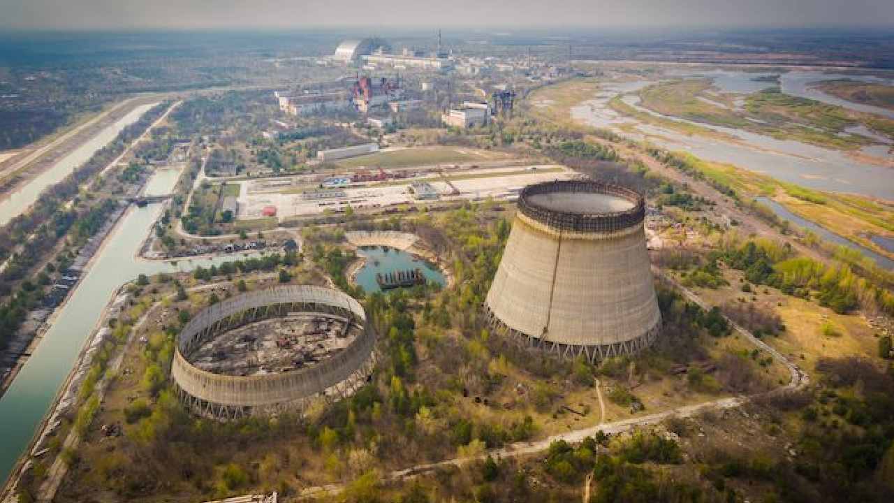Chernobyl Danger : చెర్నోబిల్ డేంజర్ బెల్స్.. యుక్రెయిన్తో పాటు సరిహద్దు దేశాలకు పొంచి ఉన్న ముప్పు Chernobyl Danger : చెర్నోబిల్ డేంజర్ బెల్స్.. యుక్రెయిన్తో పాటు సరిహద్దు దేశాలకు పొంచి ఉన్న ముప్పు