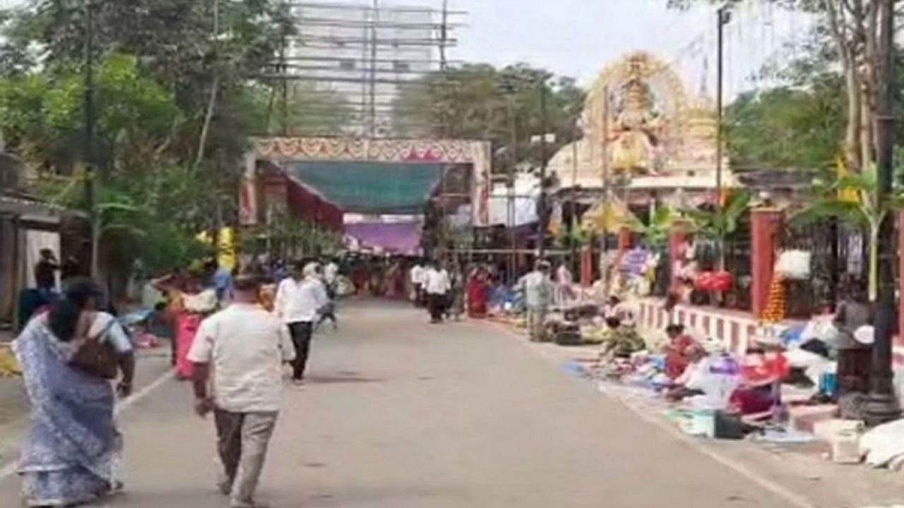 Hijab Row: కర్ణాటకలో కొత్త వివాదం.. ముదిరిన ఆలయాల్లో ముస్లిం వ్యాపారాల బహిష్కరణ Hijab Row: కర్ణాటకలో కొత్త వివాదం.. ముదిరిన ఆలయాల్లో ముస్లిం వ్యాపారాల బహిష్కరణ