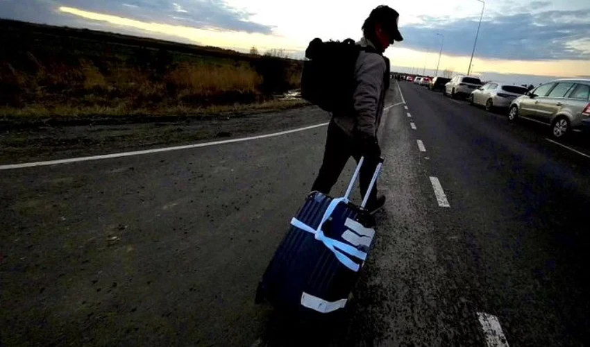 Hollywood Star Sean Penn Leaves Ukraine On Foot, ‘walks Miles’ To Reach Polish Border