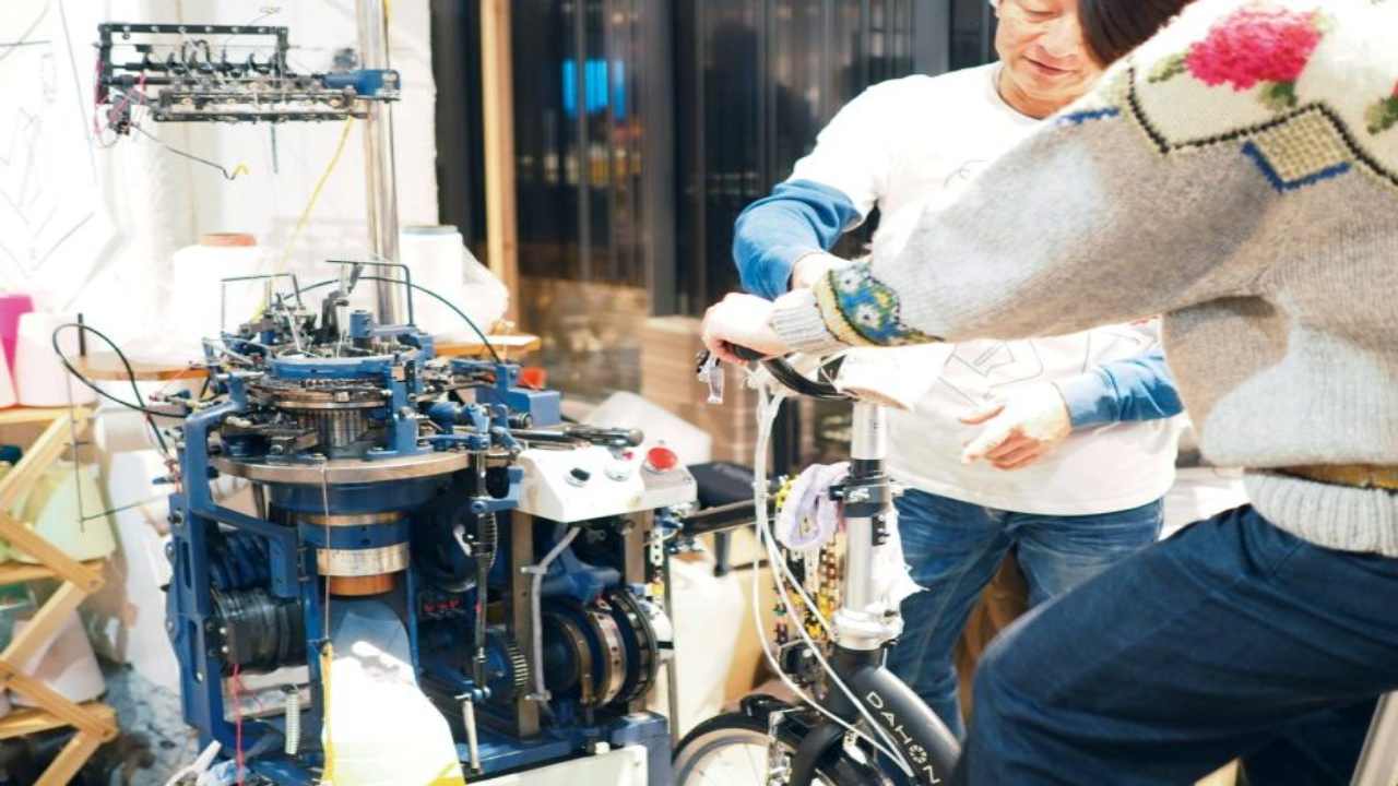Japanese Factory Lets You Knit Your Own Socks By Riding A Bicycle(1)