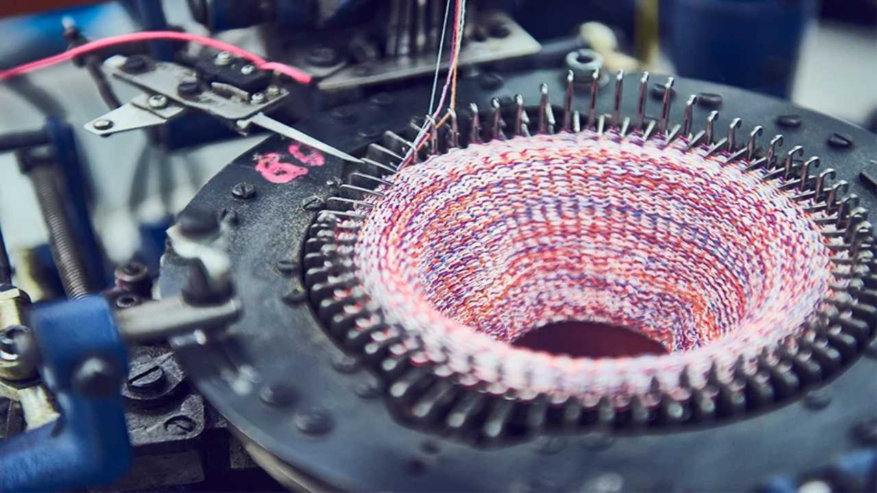 Japanese Factory Lets You Knit Your Own Socks By Riding A Bicycle(2)