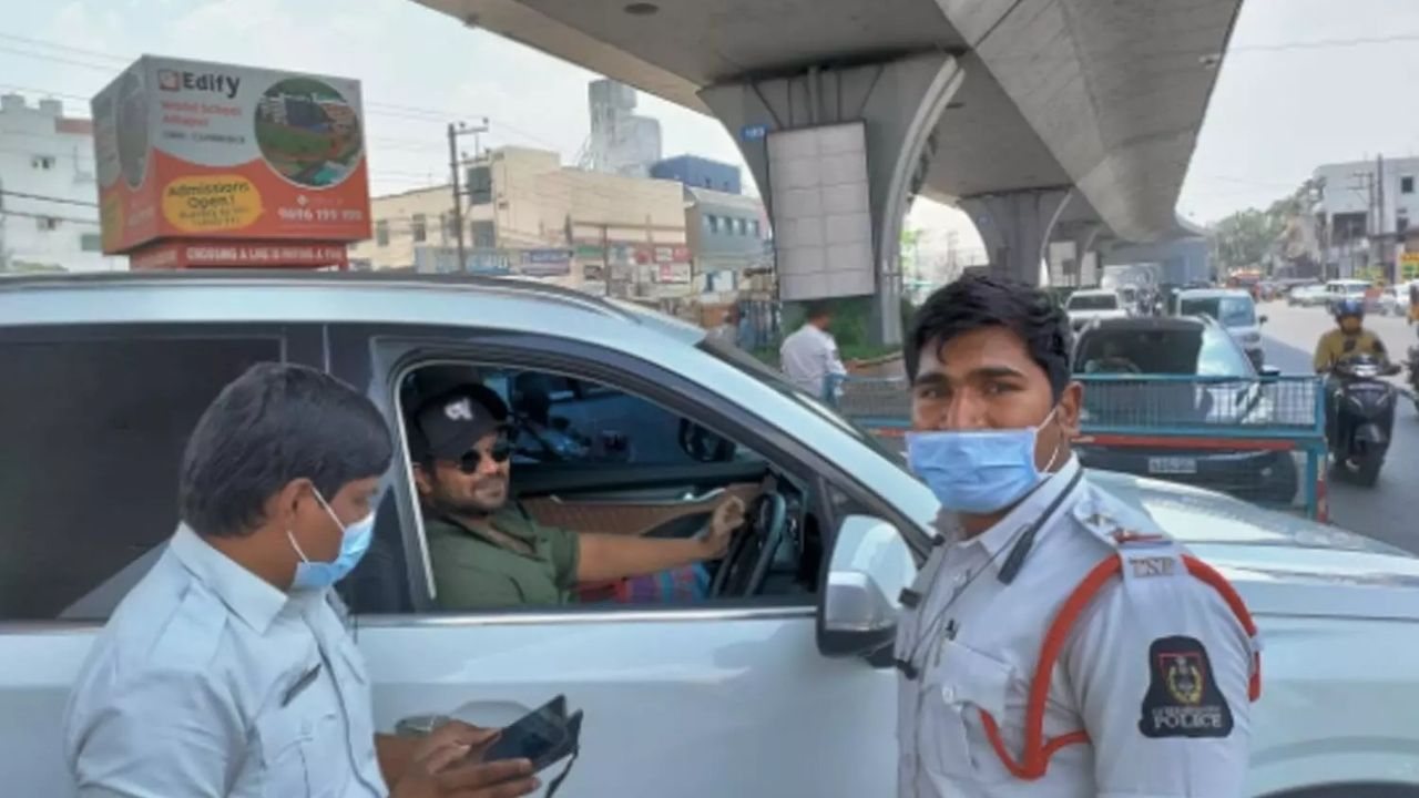 Manchu Manoj: బ్లాక్ ఫిల్మ్ ఎఫెక్ట్.. మనోజ్ కారును అడ్డుకున్న పోలీసులు! Manchu Manoj: బ్లాక్ ఫిల్మ్ ఎఫెక్ట్.. మనోజ్ కారును అడ్డుకున్న పోలీసులు!