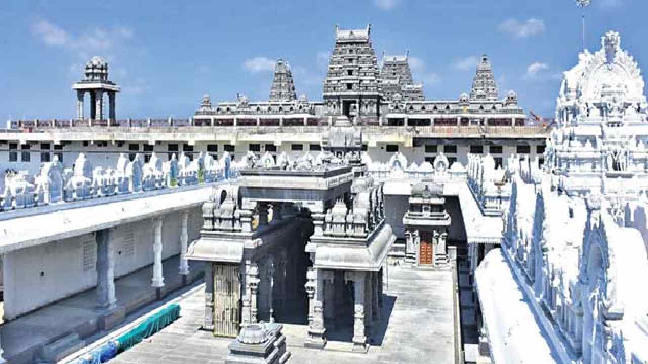 Yadadri Temple Samprokshana : రేపే యాదాద్రి లక్ష్మీనరసింహ స్వామి ఆలయ పున: ప్రారంభం Yadadri Temple Samprokshana : రేపే యాదాద్రి లక్ష్మీనరసింహ స్వామి ఆలయ పున: ప్రారంభం