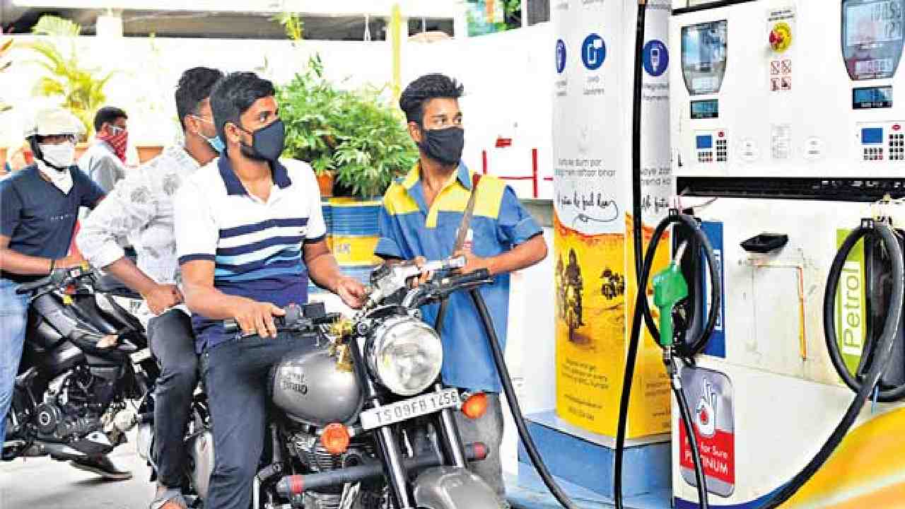 Petrol, Diesel Price Hike : పెరిగిన పెట్రోల్, డీజిల్ ధరలు ..హైదరాబాద్ లో ఎంతంటే …. Petrol, Diesel Price Hike : పెరిగిన పెట్రోల్, డీజిల్ ధరలు ..హైదరాబాద్ లో ఎంతంటే ….