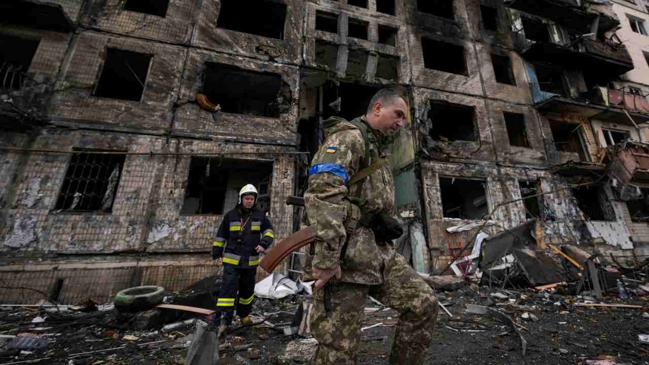 Russia Ukraine War : హైపర్సోనిక్ మిస్సైల్తో దాడులను తీవ్రతరం చేసిన రష్యా Russia Ukraine War : హైపర్సోనిక్ మిస్సైల్తో దాడులను తీవ్రతరం చేసిన రష్యా