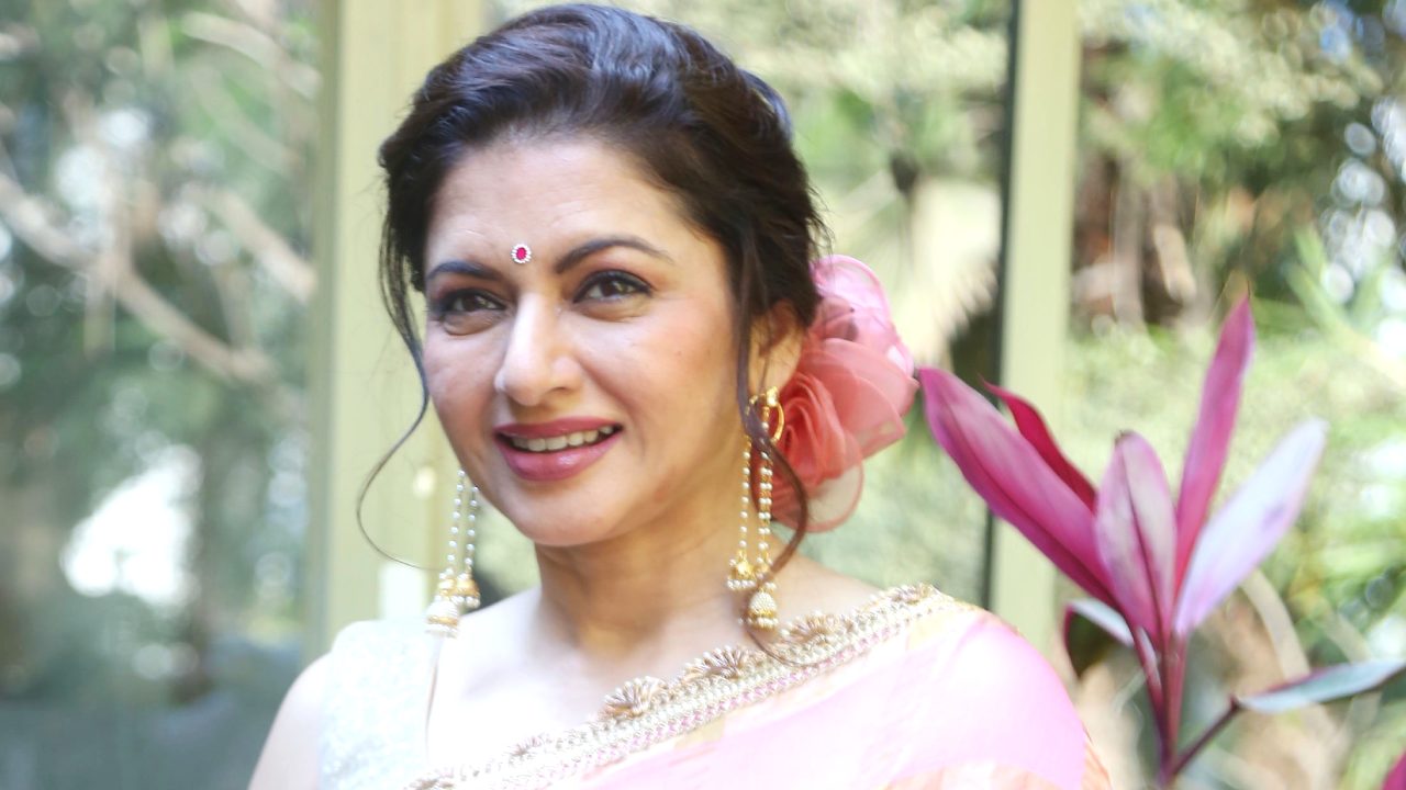 Bhagyashree: రాధేశ్యామ్.. ఉపయోగం శూన్యం! Bhagyashree: రాధేశ్యామ్.. ఉపయోగం శూన్యం!