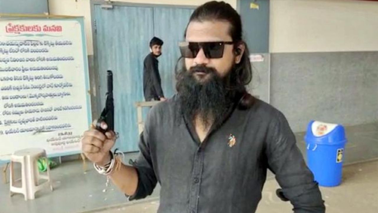 RRR: థియేటర్లో గన్తో వ్యక్తి హల్చల్.. భయాందోళనలో ప్రేక్షకులు! RRR: థియేటర్లో గన్తో వ్యక్తి హల్చల్.. భయాందోళనలో ప్రేక్షకులు!