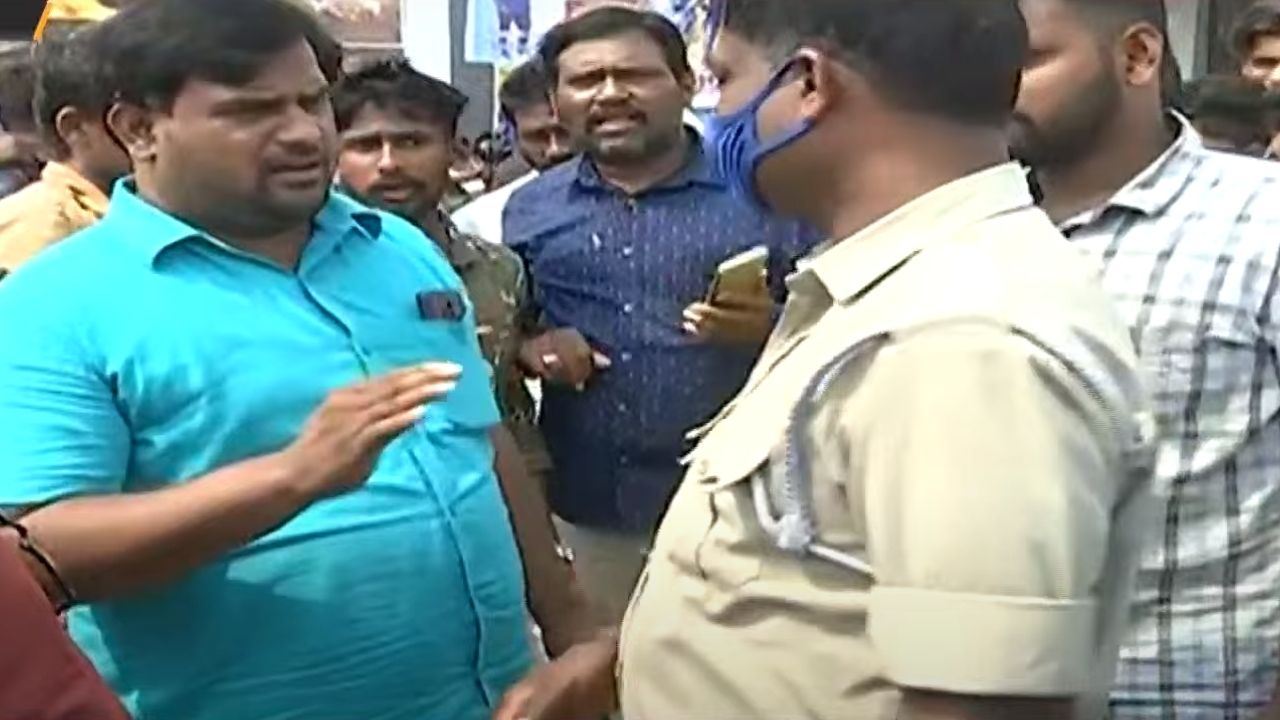 RRR: థియేటర్ సిబ్బంది-ఫ్యాన్స్ మధ్య వాగ్వాదం.. ఫ్యాన్స్పై దాడి? RRR: థియేటర్ సిబ్బంది-ఫ్యాన్స్ మధ్య వాగ్వాదం.. ఫ్యాన్స్పై దాడి?