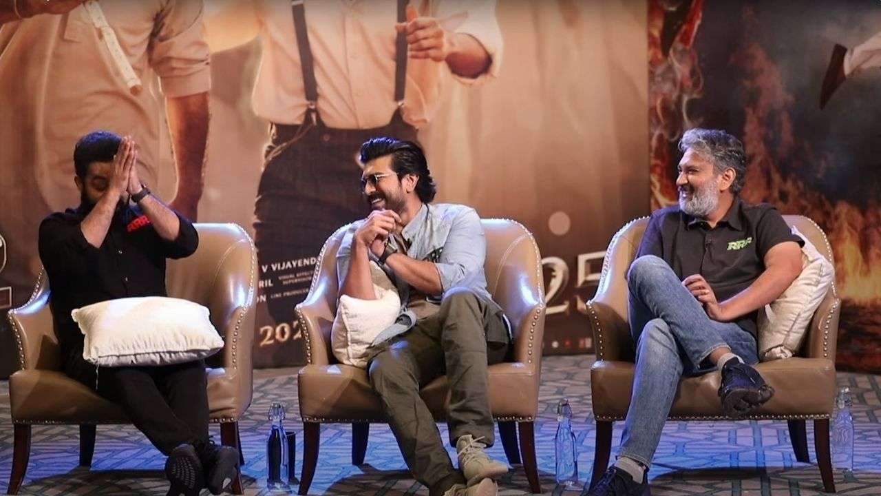 RRR: ఎన్టీఆర్ బుల్లెట్ బైక్ ఫైట్.. వెనక ఇంత పెద్ద కథ నడిచిందా?! RRR: ఎన్టీఆర్ బుల్లెట్ బైక్ ఫైట్.. వెనక ఇంత పెద్ద కథ నడిచిందా?!