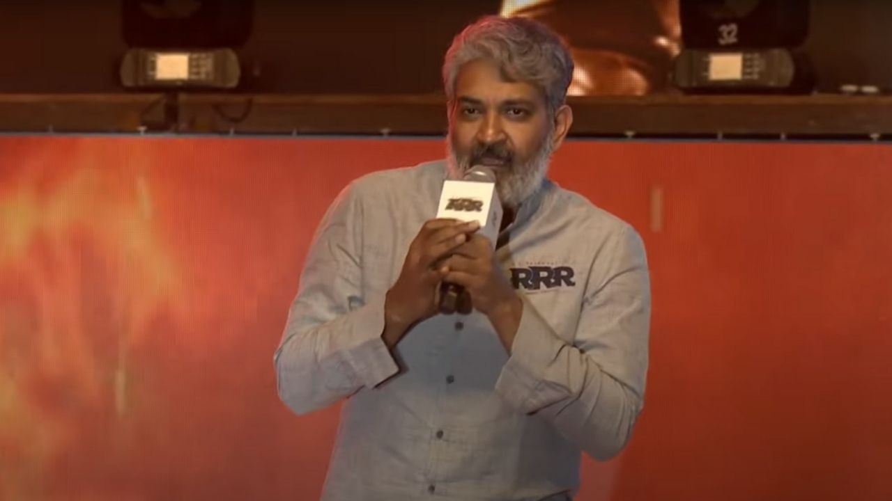 RRR: బంగాళాఖాతం హోరులా మెగా ఫ్యాన్స్.. అరేబియా ఘోషలా నందమూరి ఫ్యాన్స్! RRR: బంగాళాఖాతం హోరులా మెగా ఫ్యాన్స్.. అరేబియా ఘోషలా నందమూరి ఫ్యాన్స్!