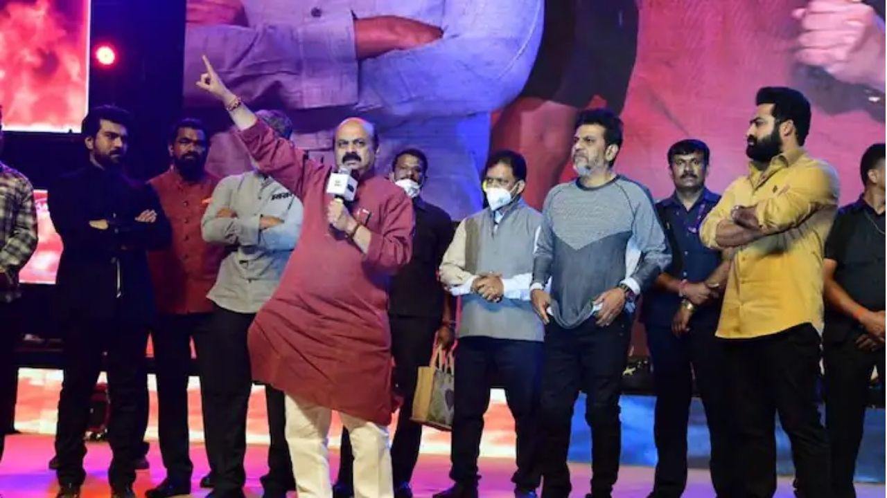 RRR: హనుమంతుడిలా రామ్ చరణ్.. శ్రీరాముడిలా ఎన్టీఆర్! RRR: హనుమంతుడిలా రామ్ చరణ్.. శ్రీరాముడిలా ఎన్టీఆర్!