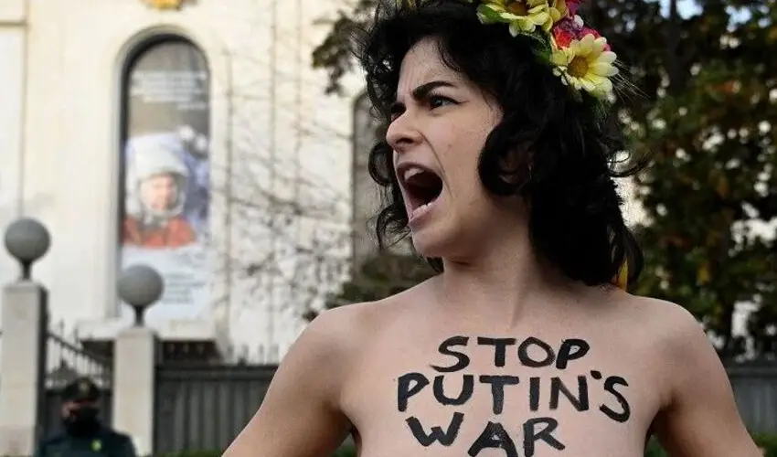 Topless protesters : యుక్రెయిన్పై యుద్ధం ఆపాలంటూ బట్టలు విప్పేసిన మహిళలు Topless protesters : యుక్రెయిన్పై యుద్ధం ఆపాలంటూ బట్టలు విప్పేసిన మహిళలు