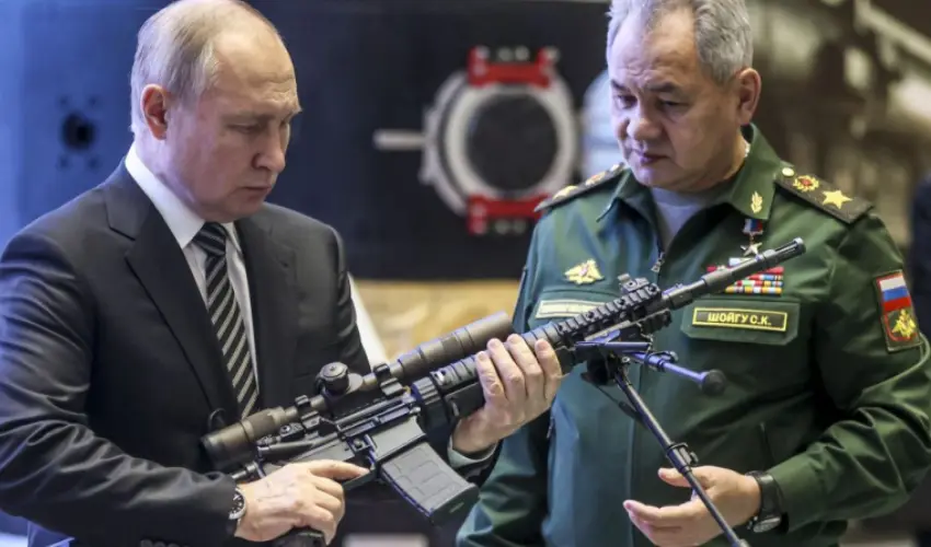 Ukraine Russia War : యుక్రెయిన్పై వెనక్కి తగ్గని పుతిన్.. ఆ ధైర్యం ఇచ్చింది ఇతడేనట..! Ukraine Russia War : యుక్రెయిన్పై వెనక్కి తగ్గని పుతిన్.. ఆ ధైర్యం ఇచ్చింది ఇతడేనట..!