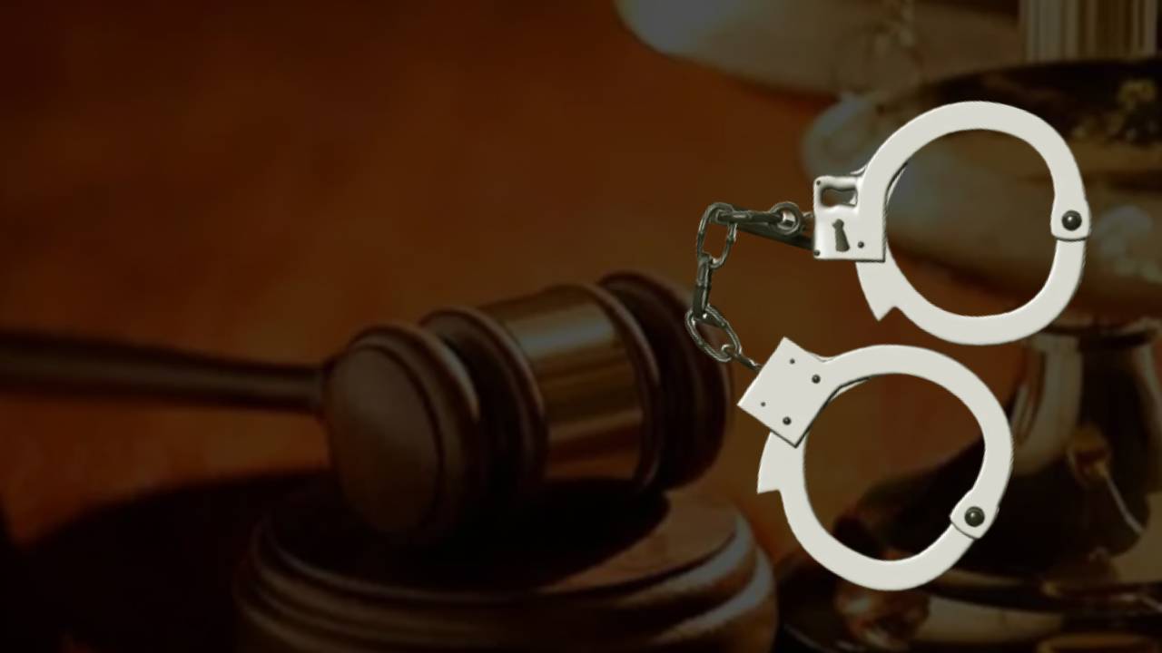 Lawyer Bail: టైపిస్ట్ను తిట్టిపోసిన లాయర్ ముందస్తు బెయిల్కు నో చెప్పిన కోర్టు Lawyer Bail: టైపిస్ట్ను తిట్టిపోసిన లాయర్ ముందస్తు బెయిల్కు నో చెప్పిన కోర్టు