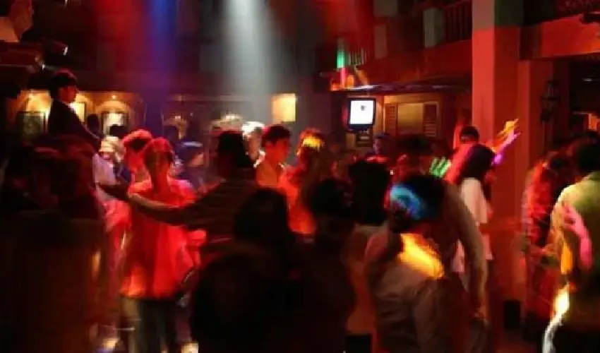 Benagaluru bar Girls : బార్లో అశ్లీల నృత్యాలు 64 మంది మహిళలకు విముక్తి Benagaluru bar Girls : బార్లో అశ్లీల నృత్యాలు 64 మంది మహిళలకు విముక్తి
