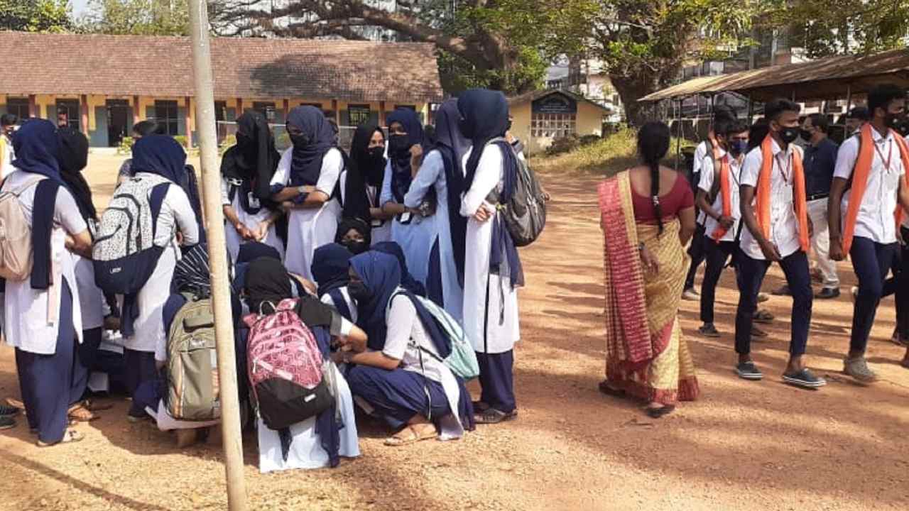 Karnataka Hijab row: కర్ణాటకలో పదో తరగతి విద్యార్థిని బురఖా తీయించి పరీక్షకు అనుమతి ఇచ్చిన స్కూల్ యాజమాన్యం Karnataka Hijab row: కర్ణాటకలో పదో తరగతి విద్యార్థిని బురఖా తీయించి పరీక్షకు అనుమతి ఇచ్చిన స్కూల్ యాజమాన్యం